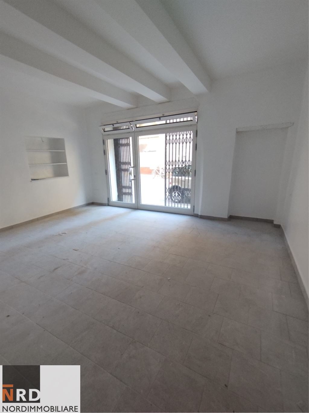 Locale Commerciale DI 180 MQ con Vetrina Fronte Strada