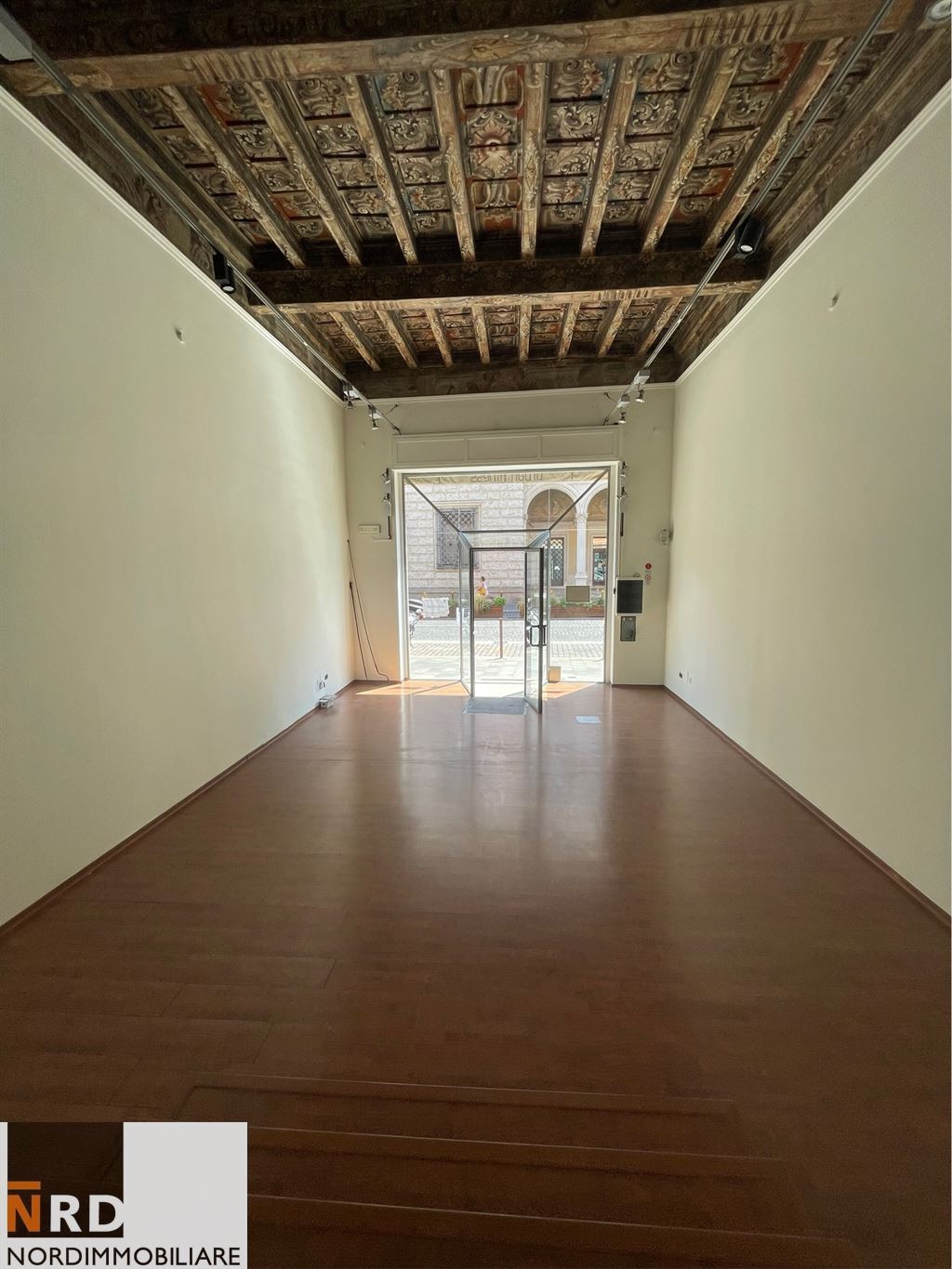 Pradella: Centralissimo ed elegante NEGOZIO con vetrine