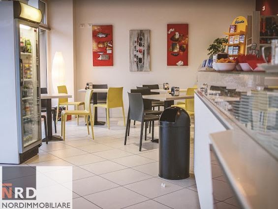 Bar (licenza + arredi)