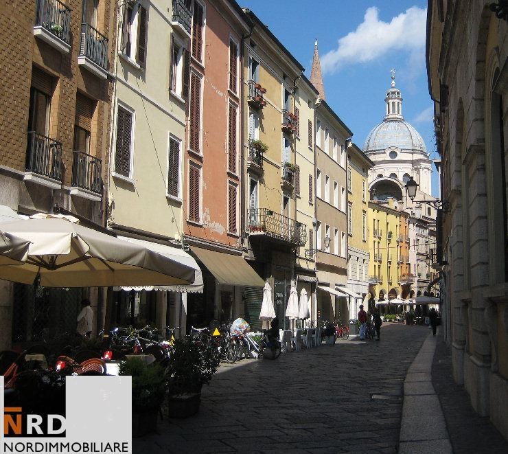 Centralissimo Negozio con Vetrine al Piano Terra