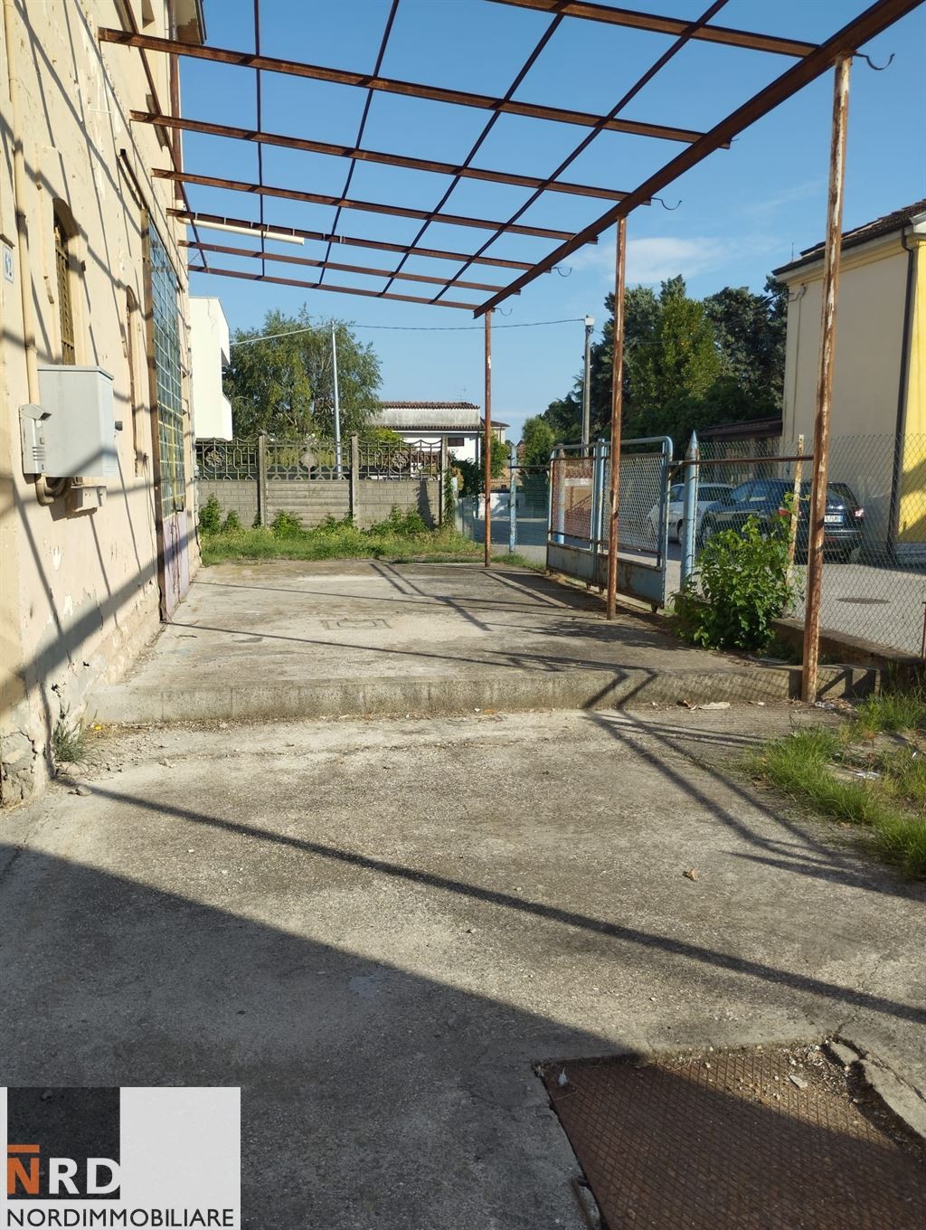 Capannoni + Appartamento