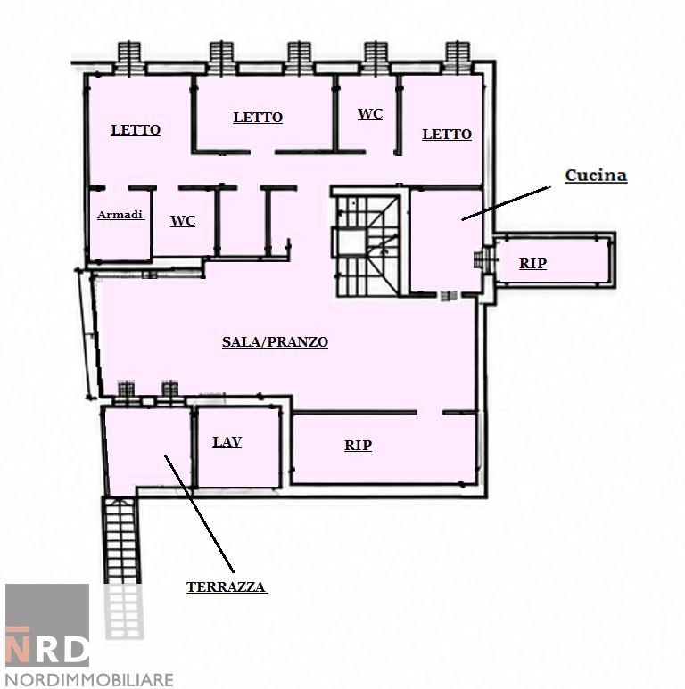 Ampio quadrilocale con balcone, area esterna e posti auto